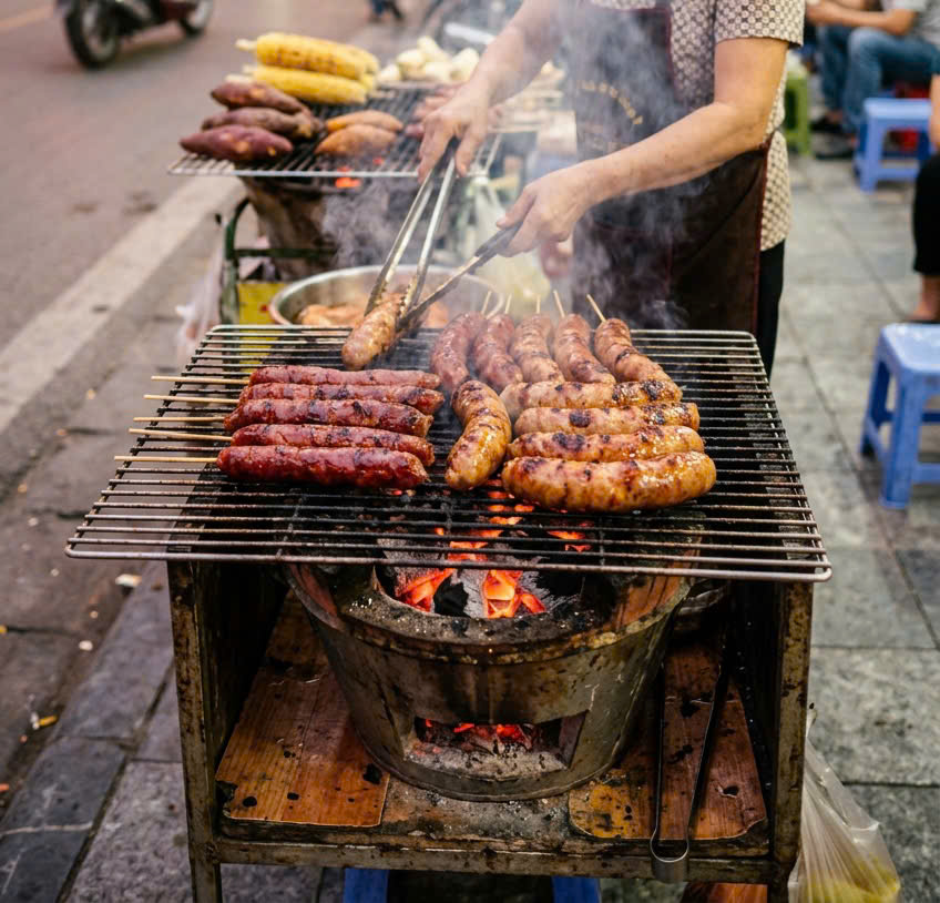 Xúc xích và lạp xướng nướng/rán đồ ăn vặt tại Mỹ Đình